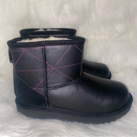 UGG Classic boots kids size 3 New In Box - Picture 5 of 14